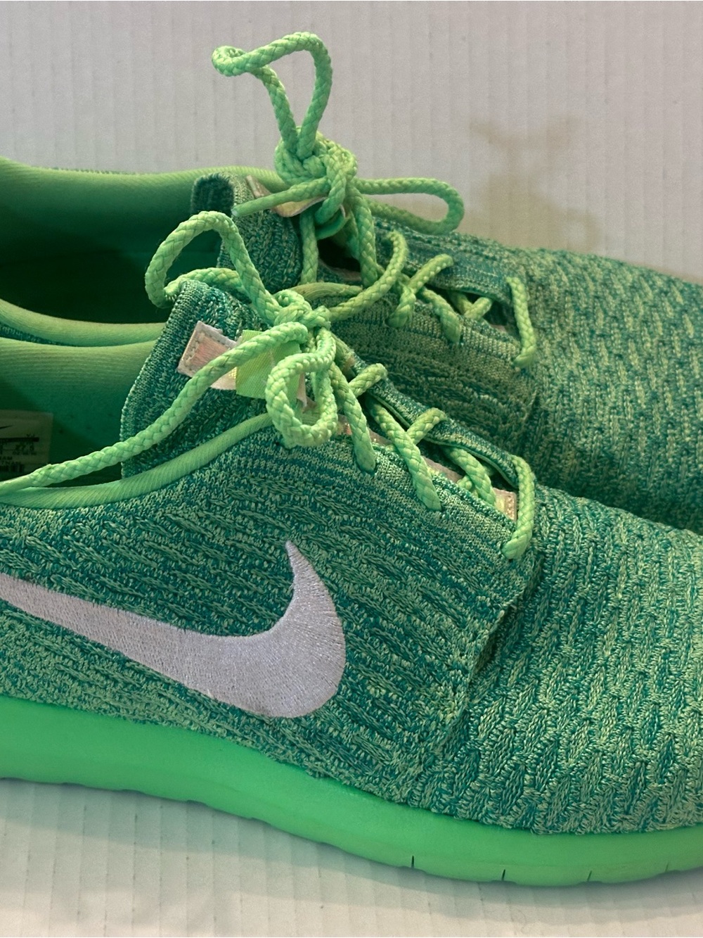 NIKE WOMEN'S ROSHE NM FLYKNIT 843386-301 VOLTAGE GREEN/WHITE-LCD GREEN